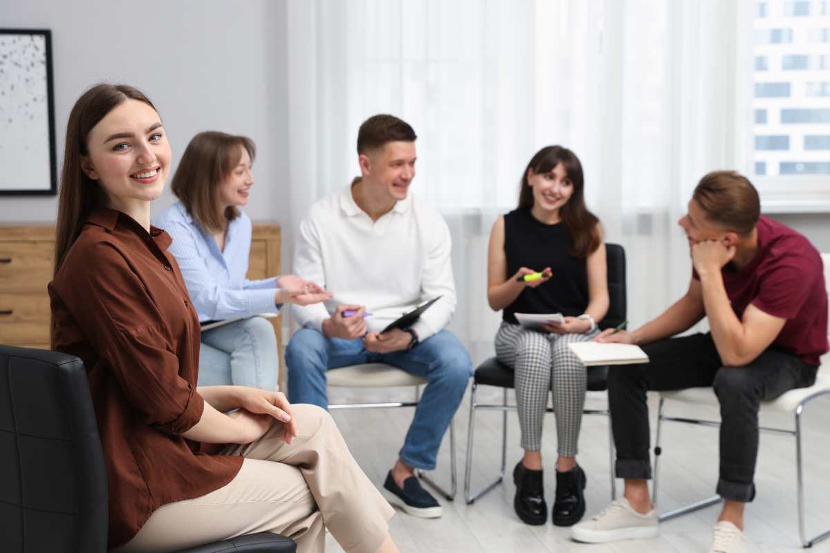 persone sedute. che parlano tra di loro 