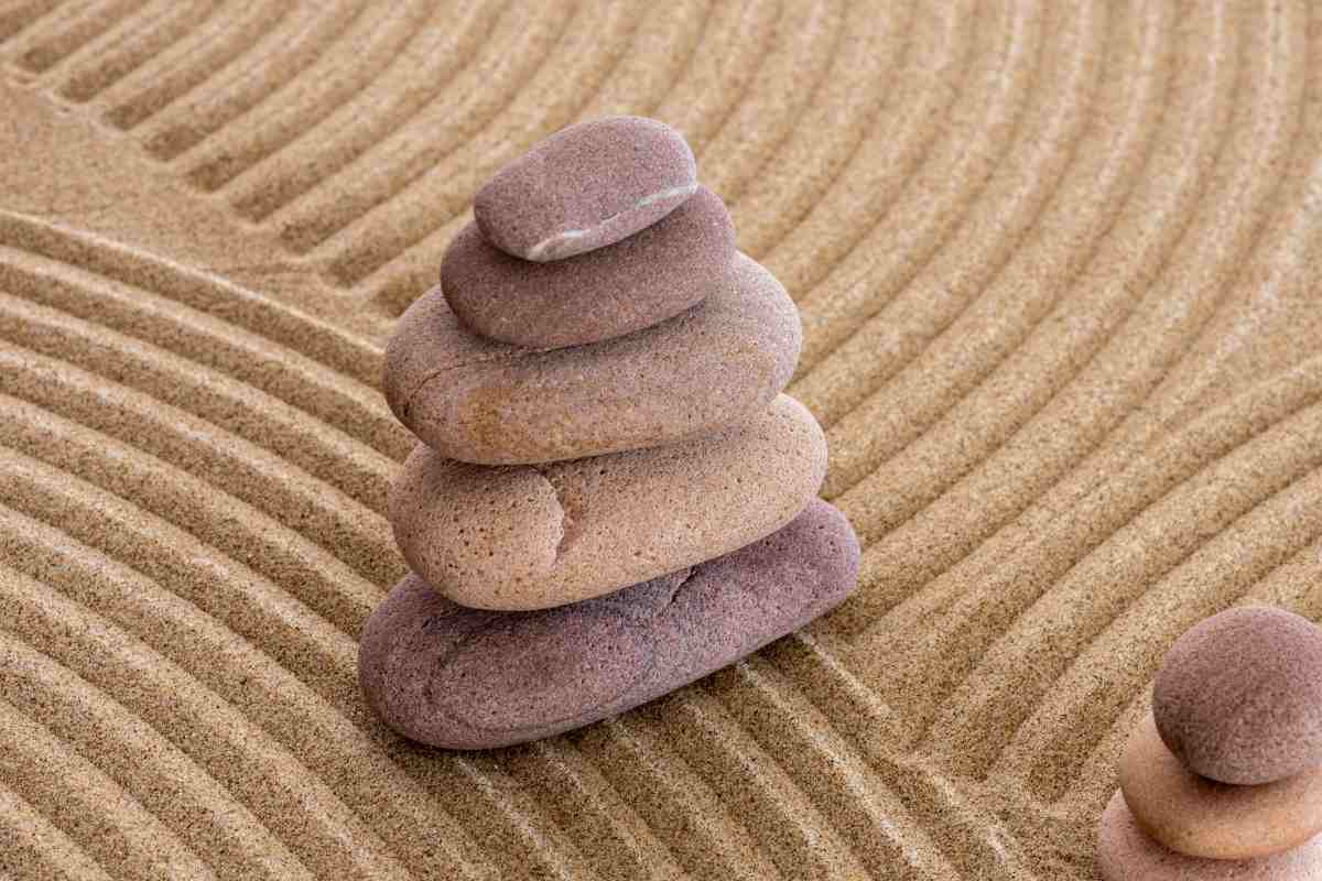 sabbia con righe e sassolini impilati 