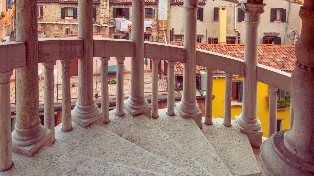 scala medievale con colonne all'aperto