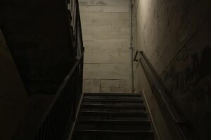 Delle scale condominiali con pareti mal messe