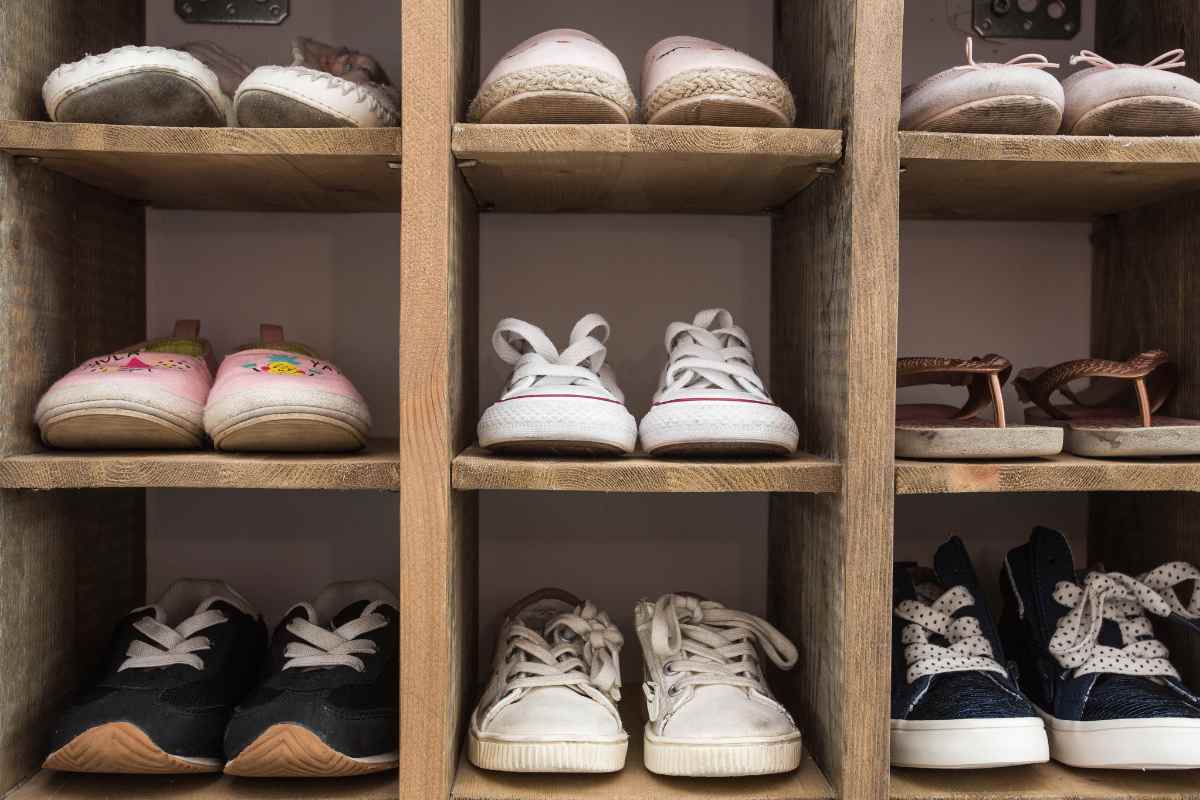 scarpe dentro quadrati in legno 