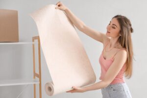 Una donna che guarda della carta da parati