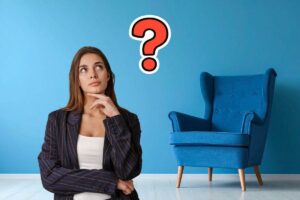 donna che pensa e come sfondo un salotto con la parete blu