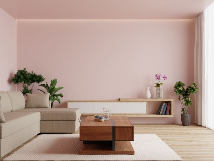 soggiorno moderno con pareti rosa cipria, divano e parete attrezzata