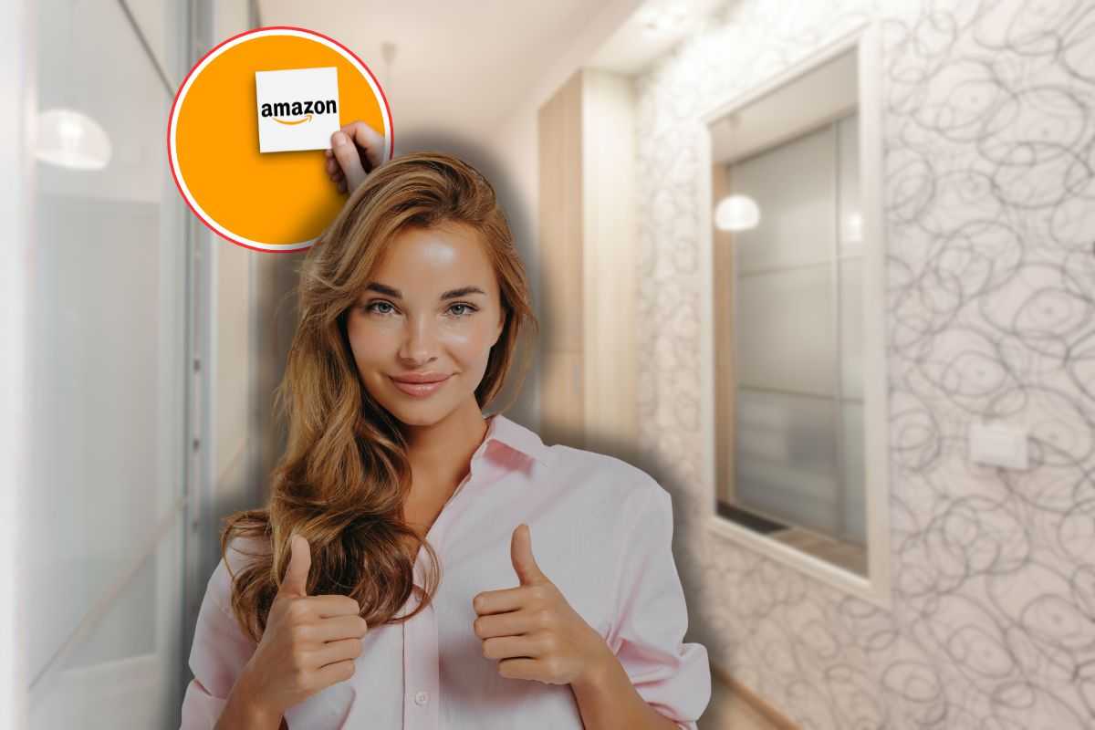 ingresso casa, mano che tiene foglio di carta con scritta amazon e donna che fa ok con le mani