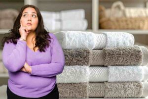 asciugamani piegati sullo sfondo e donna che riflette