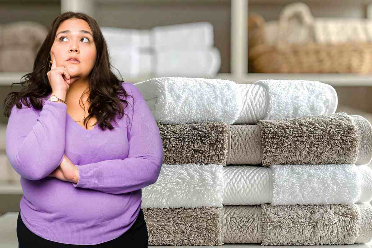 asciugamani piegati sullo sfondo e donna che riflette