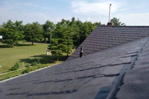 Un palazzo con il tetto con la guaina ardesiana installata