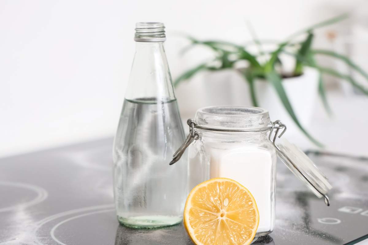 limone aceto e bicarbonato in bicchiere