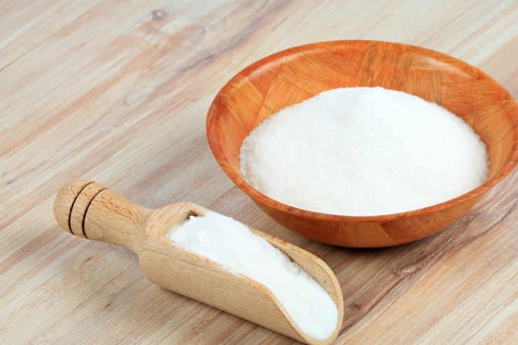 Una ciotola di bicarbonato su un tavolo