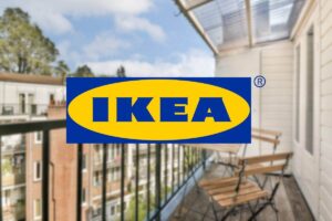 piccolo balcone con tavolino e sedie, logo ikea in primo piano