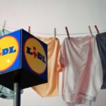 panni stesi in casa e logo della lidl su cubo