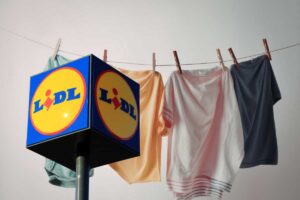 panni stesi in casa e logo della lidl su cubo