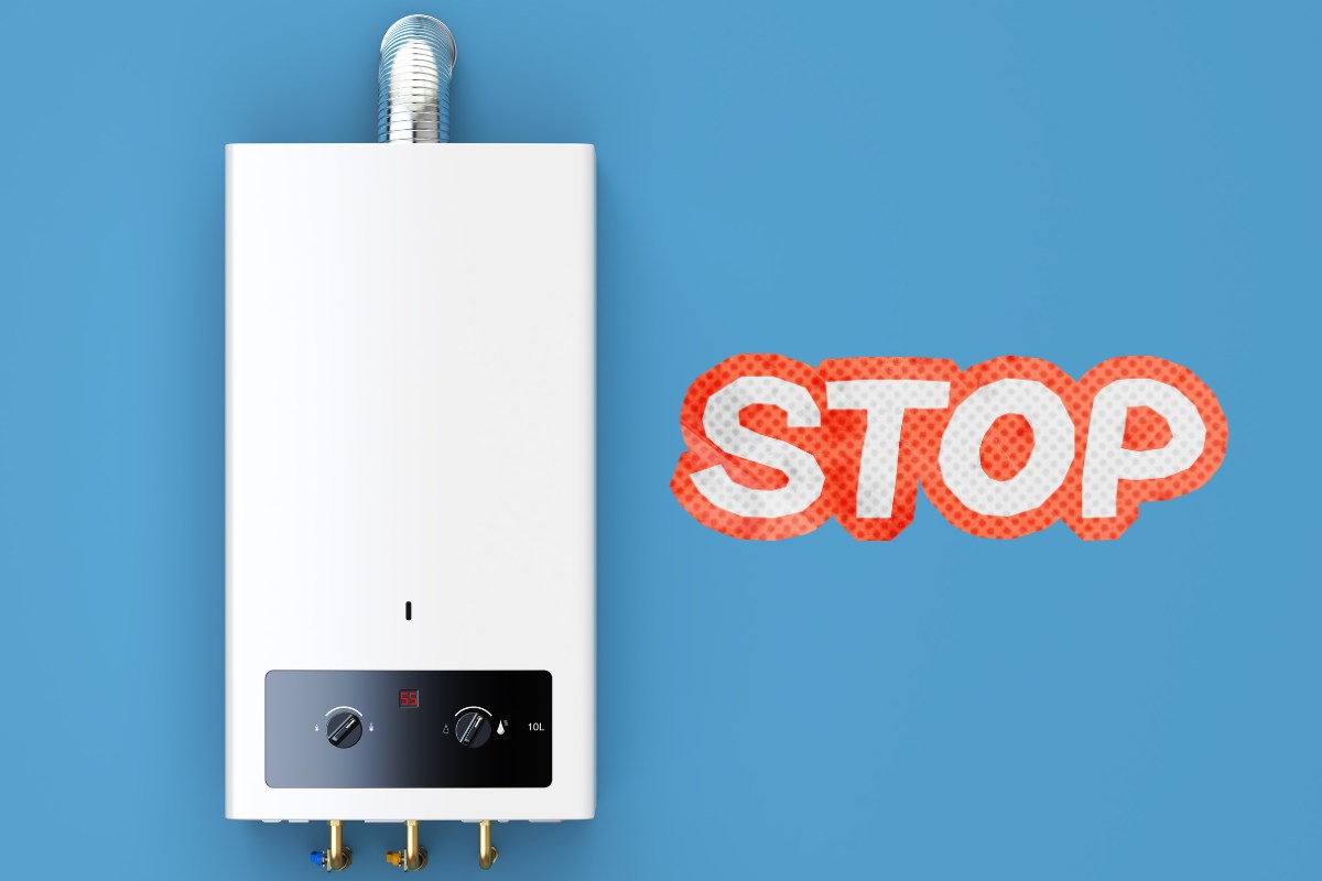 Scaldabagno attaccato ed accanto una scritta di stop