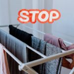 Uno stendino con dei panni sopra e sopra la scritta "stop"