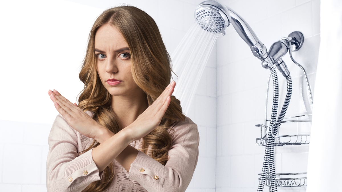 doccia sullo sfondo e donna che fa segno di no con le mani