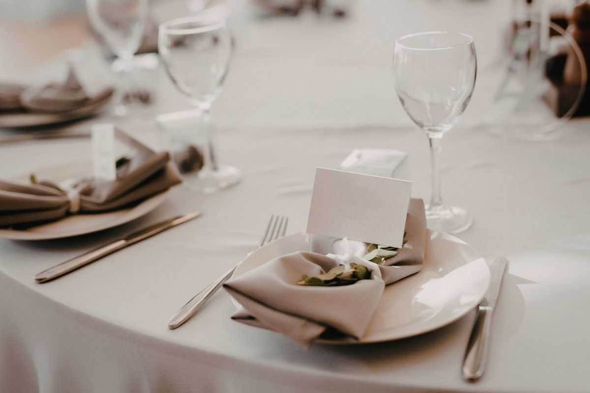 tavola apparecchiata con stoviglie eleganti