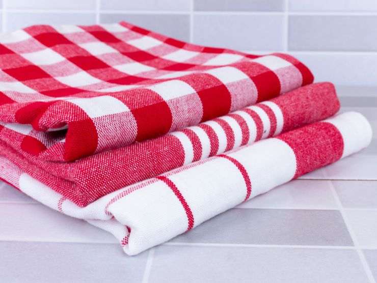 strofinacci bianchi e rossi ripiegati 