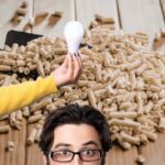 pellet e mano con lampadina con uomo con idea