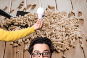 pellet e mano con lampadina con uomo con idea