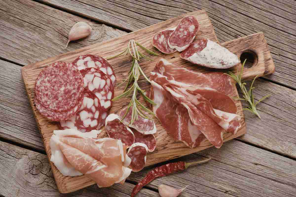 tagliere con affettati sopra 