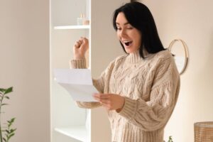 Donna che esulta leggendo un foglio