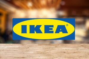 tavolo e logo ikea al centro