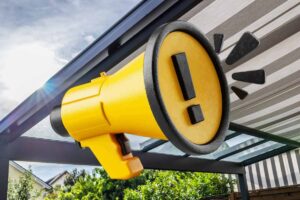 balcone con struttura metalica e megafono giallo la centro