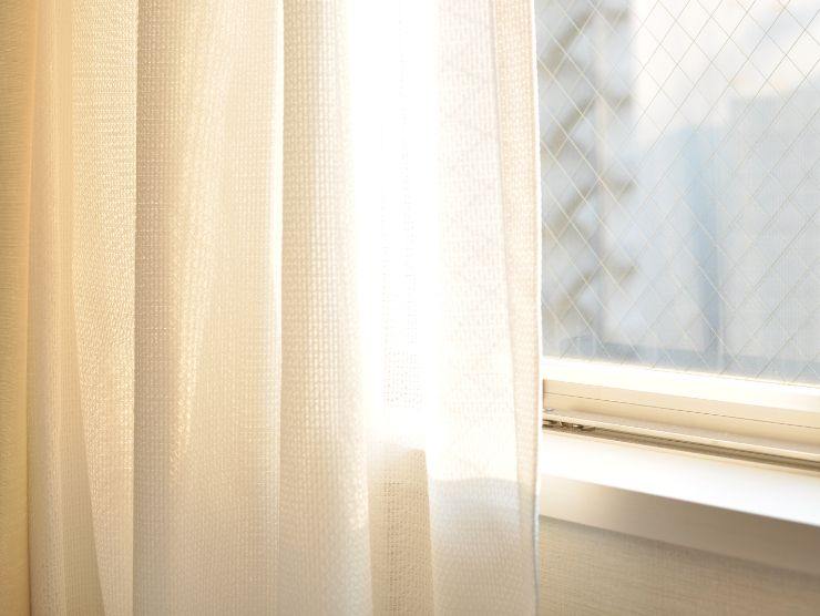 tenda di cotono davanti ad una finestra