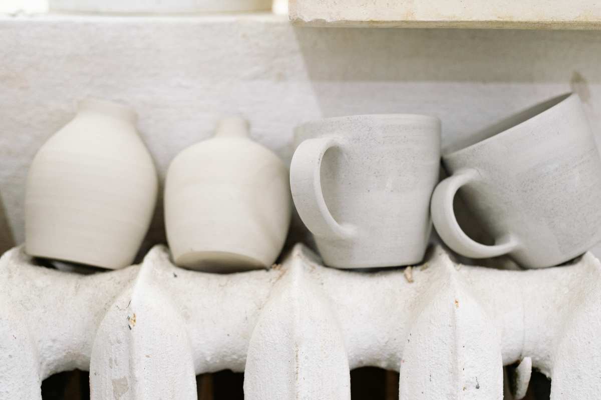 termosifone bianco con oggetti bianchi sopra di lui 