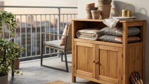 Un semplice mobile multiuso in balcone di Maisons du Monde e lo spazio diventa vivibile