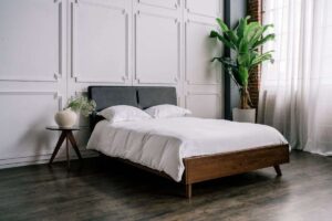 camera da letto moderna con comodini e letto