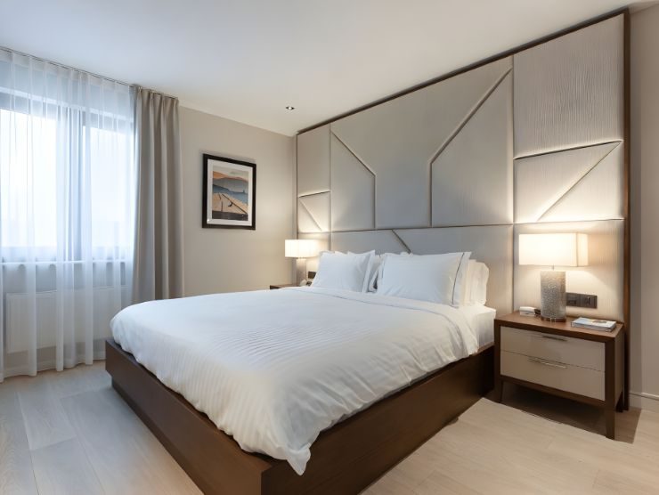 camera da letto con letto king size e grande testiera