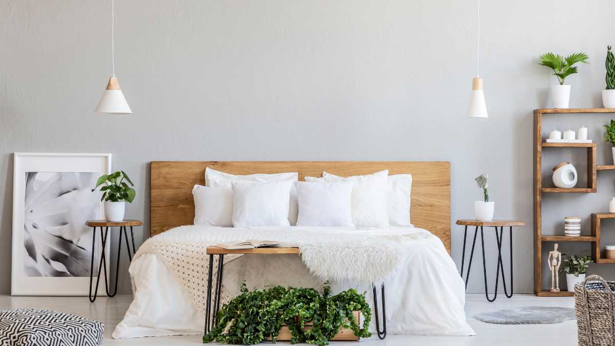 camera da letto con testiera in legno ed arredo minimal 