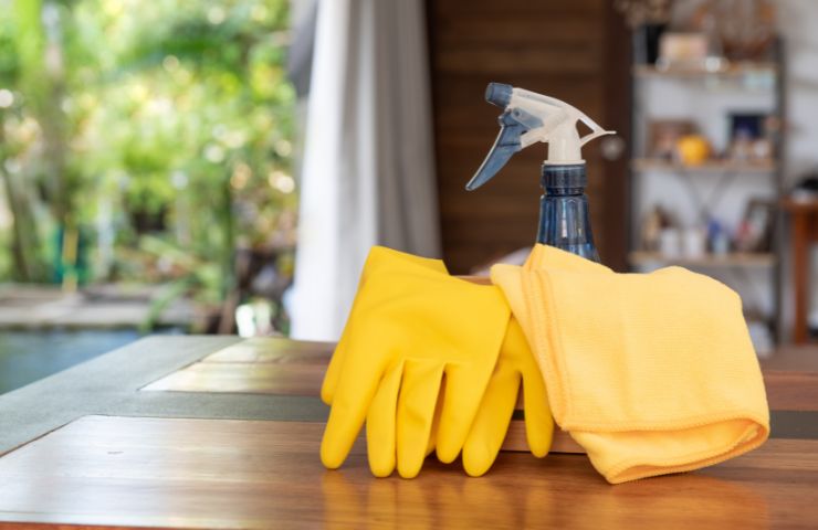 kit di pulizie su superficie in legno