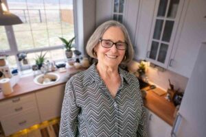 cucina in disordine e nonna sorridente