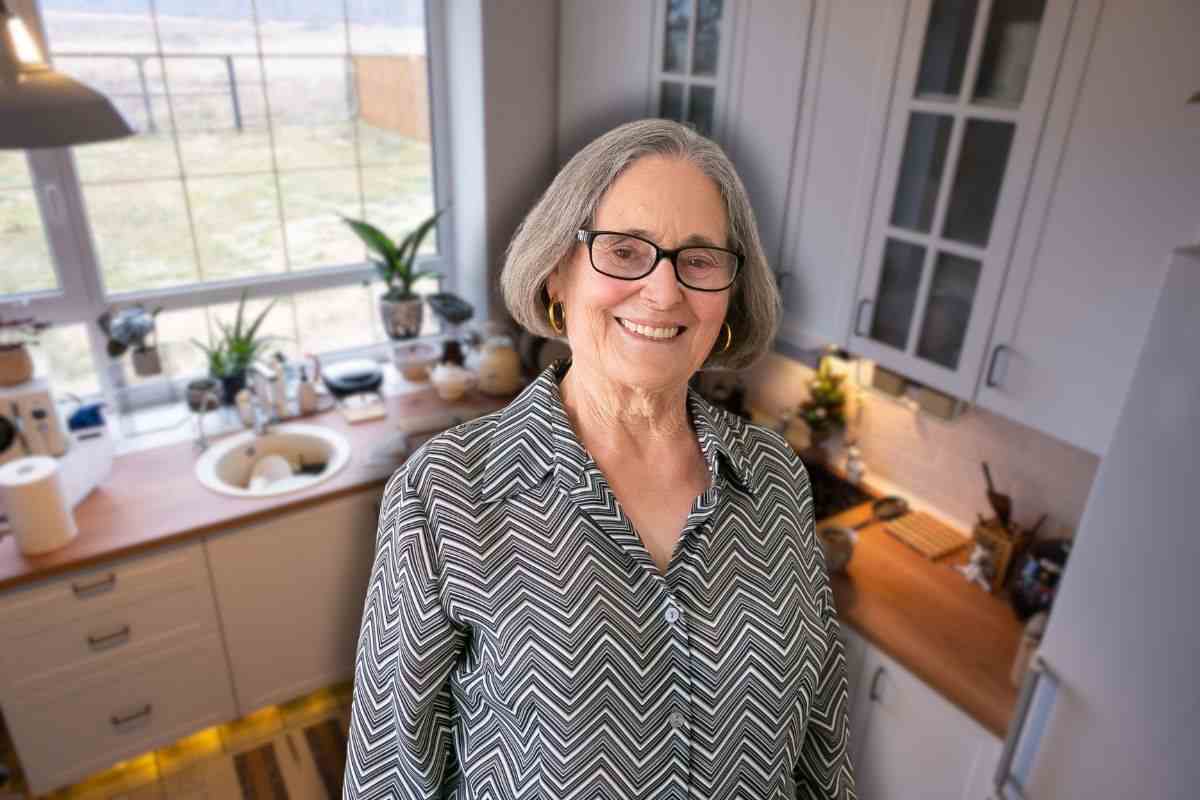 cucina in disordine e nonna sorridente