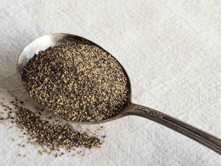 cucchiaino di pepe nero