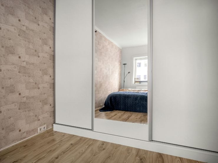 armadio in camera da letto con anta con specchio