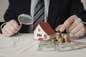 lente d'ingrandimento che punta sul modellino di casa