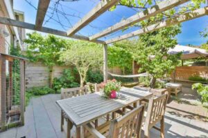 ampia veranda esterna con tavolo e sedie