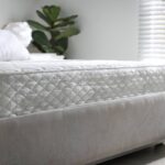 Un materasso nuovo in una bela stanza luminosa