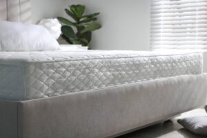 Un materasso nuovo in una bela stanza luminosa