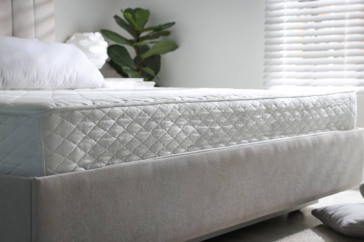 Un materasso nuovo in una bela stanza luminosa