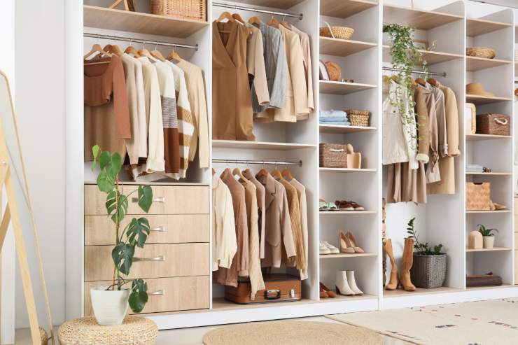 Dentro dell'armadio con il dentro tutto ordinato e composto