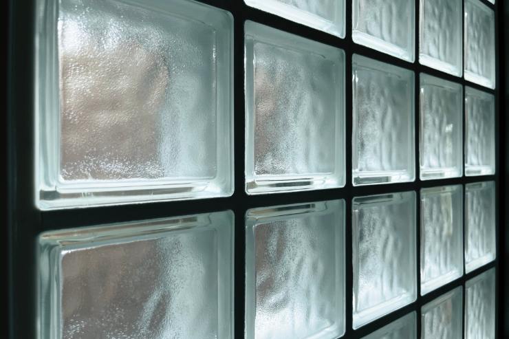 Un muro di vetrocemento visto da vicino