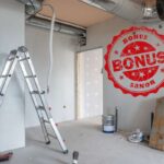 Una casa che ha dei lavori di ristrutturazione in corso ed in alto a destra una grafica di bonus