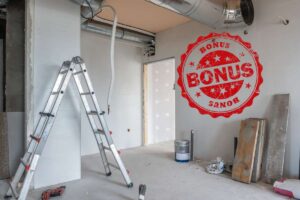 Una casa che ha dei lavori di ristrutturazione in corso ed in alto a destra una grafica di bonus