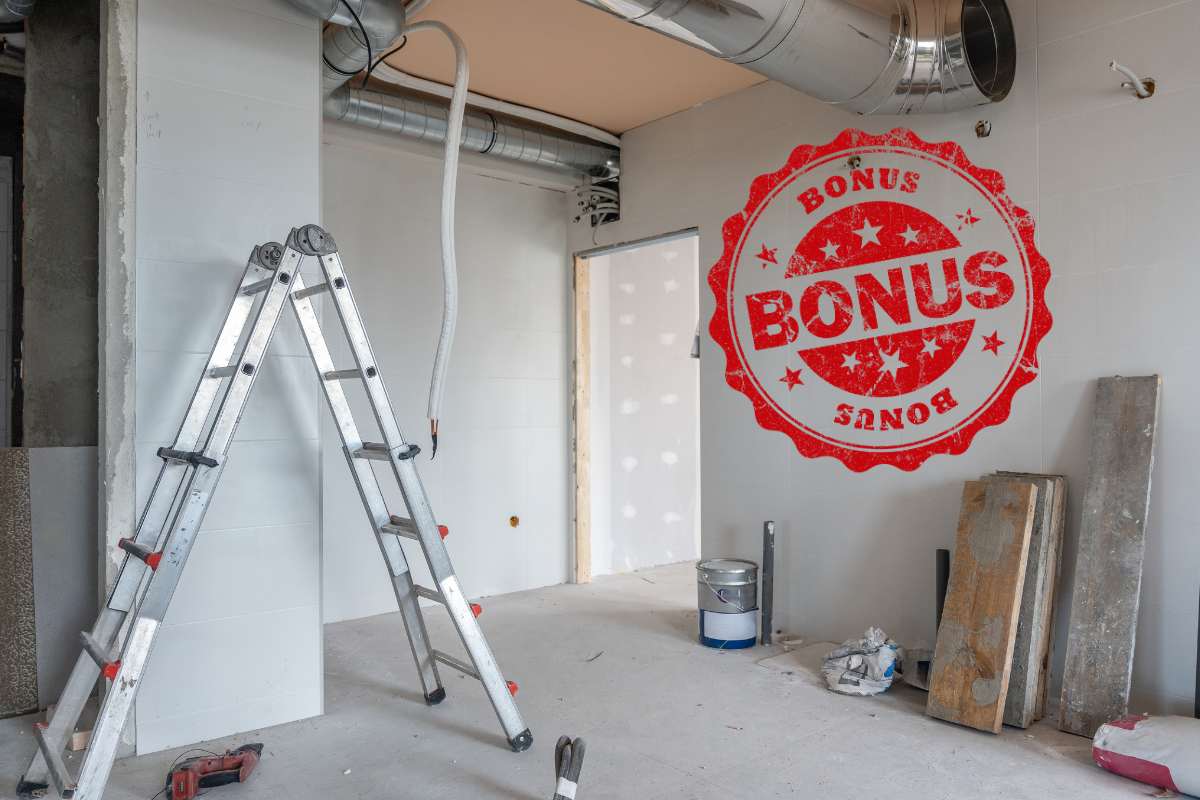 Una casa che ha dei lavori di ristrutturazione in corso ed in alto a destra una grafica di bonus