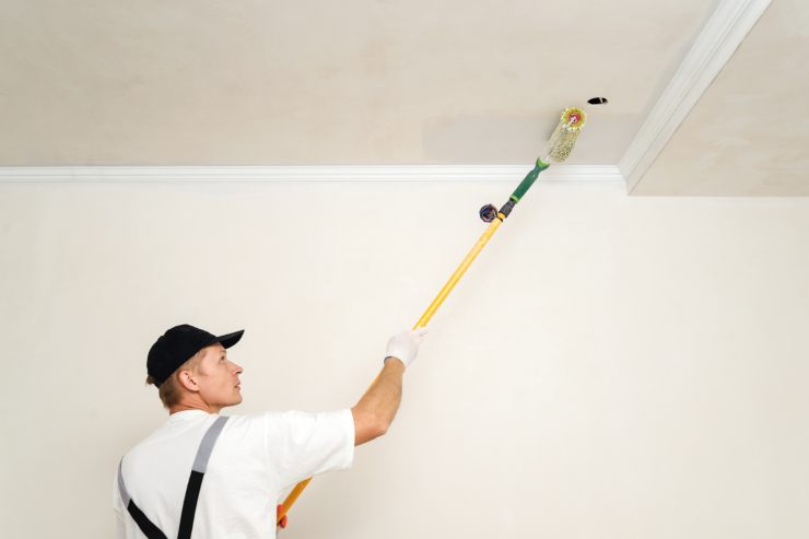 Un uomo che dipinge il soffitto